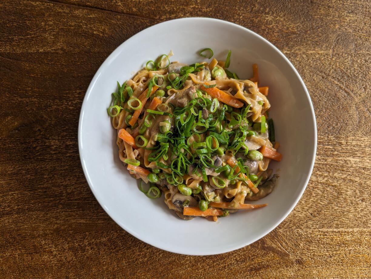 Noodles with vegetables in peanut sauce